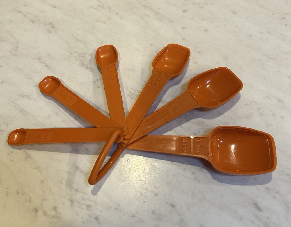 VINTAGE TUPPERWARE OrangeMEASURING CUPS & Spoons