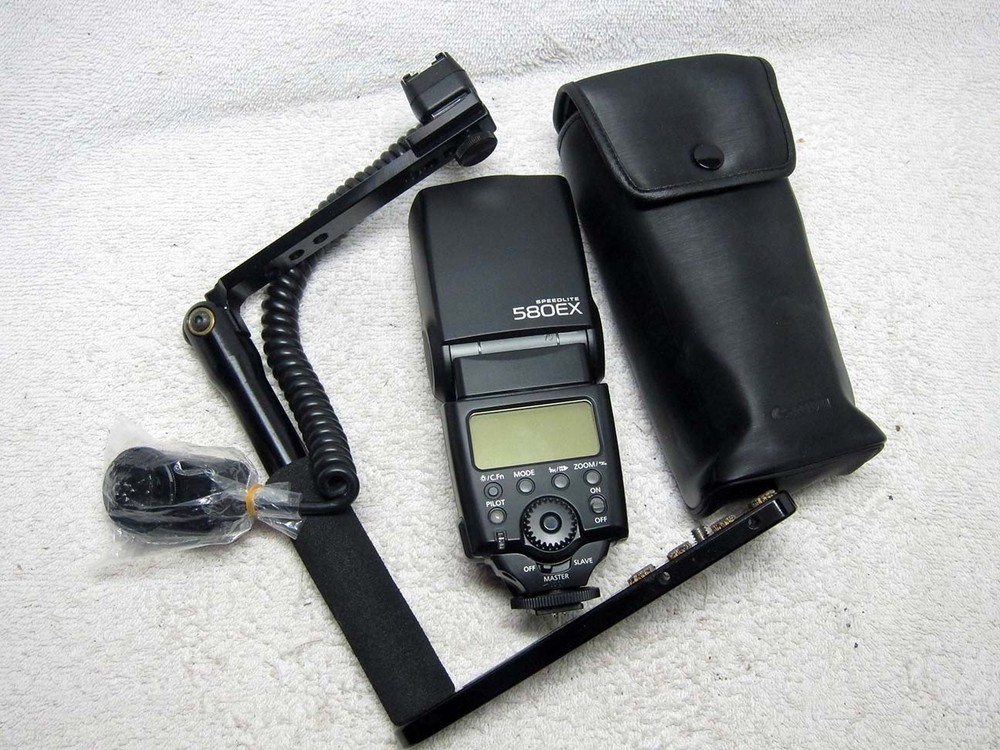 Canon Speedlite 580EX EOS Electronic FLASH w/Case + Custom BRACKET & Synch Cord