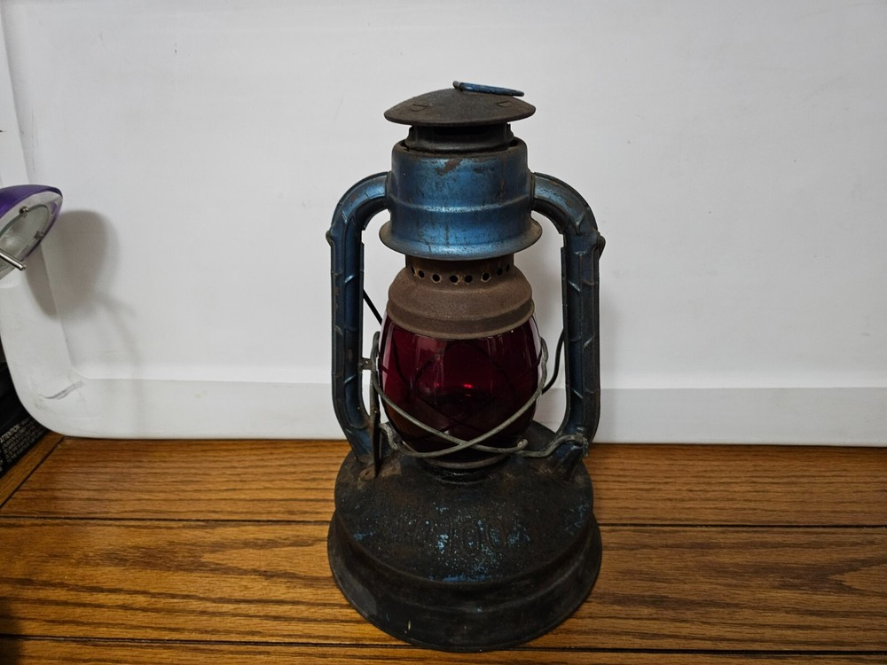 VINTAGE DIETZ #100 LANTERN RED GLOBE COMPLETE