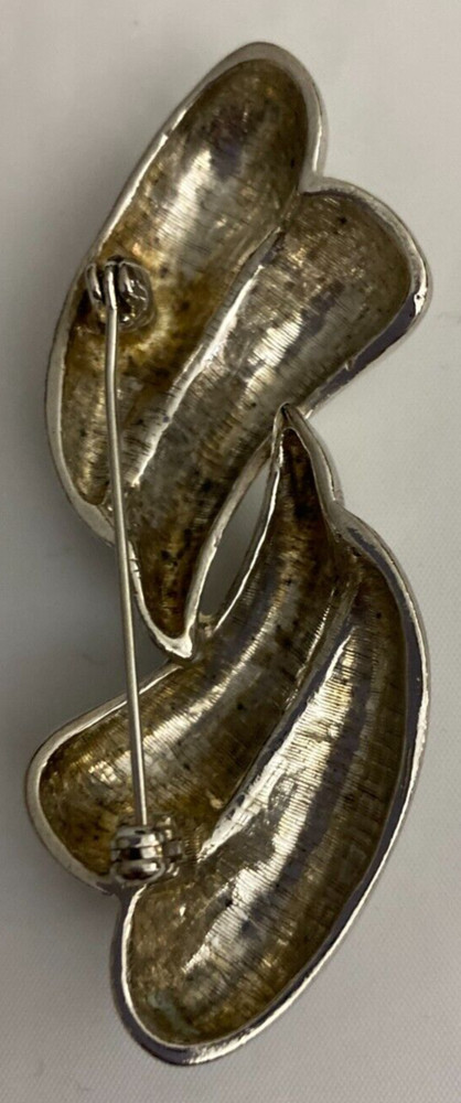 Silver pin With Puff Sections Design