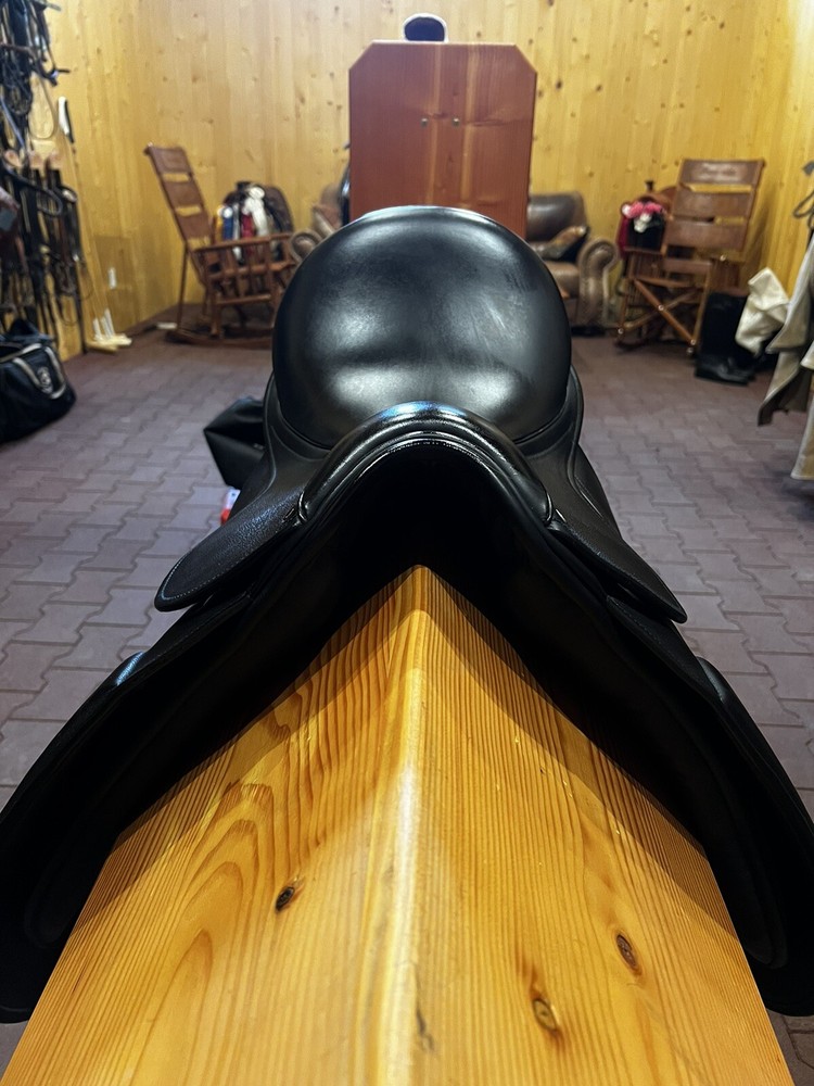 17.5 County Connection Dressage Saddle