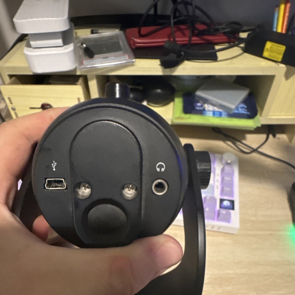 Blue Yeti USB Condenser Microphone Black, Multi-Pattern, Headphone Jack