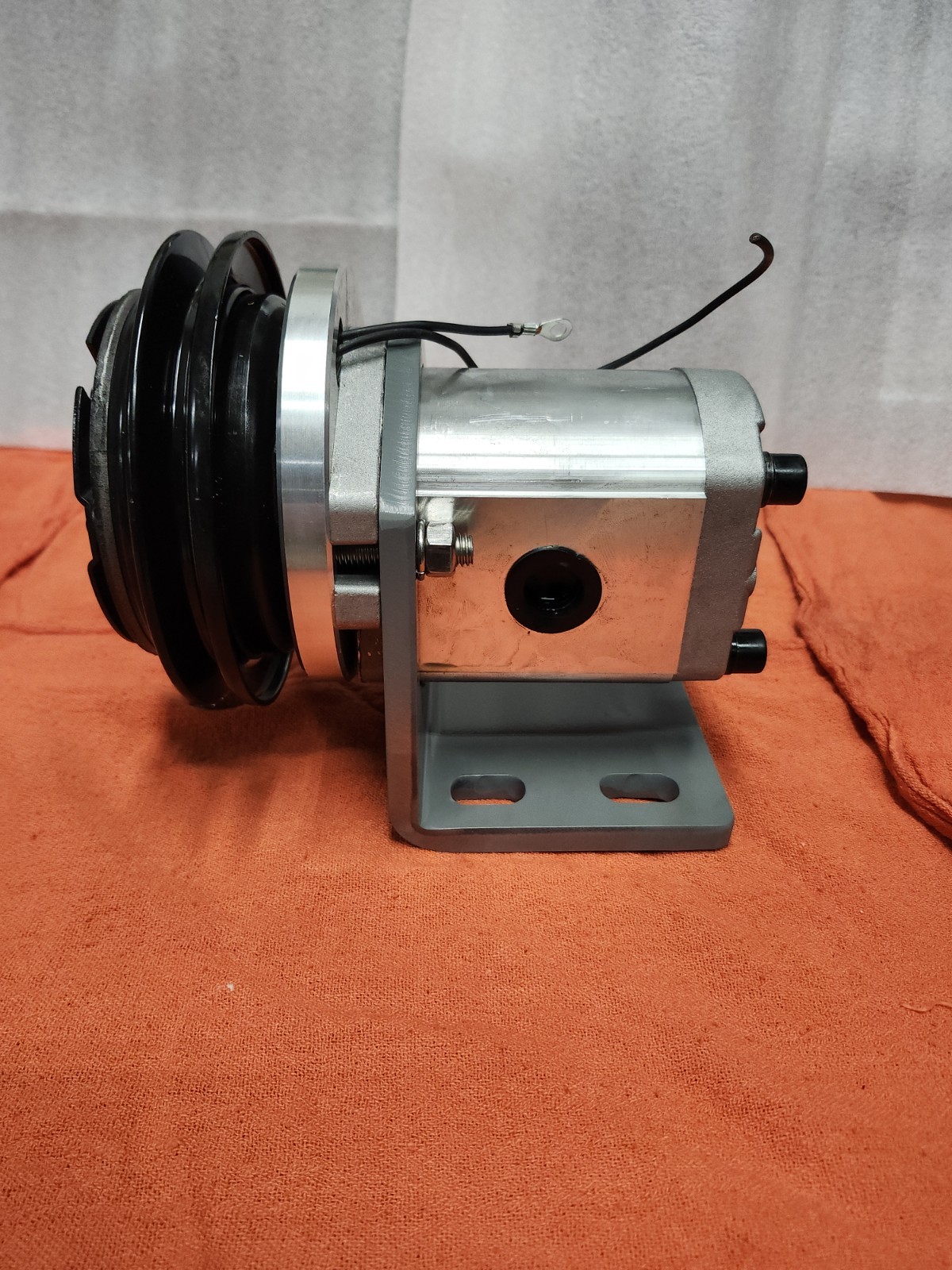 Hydraulic clutch pump electric salt spreader snowplow 12v coil Single V belt.