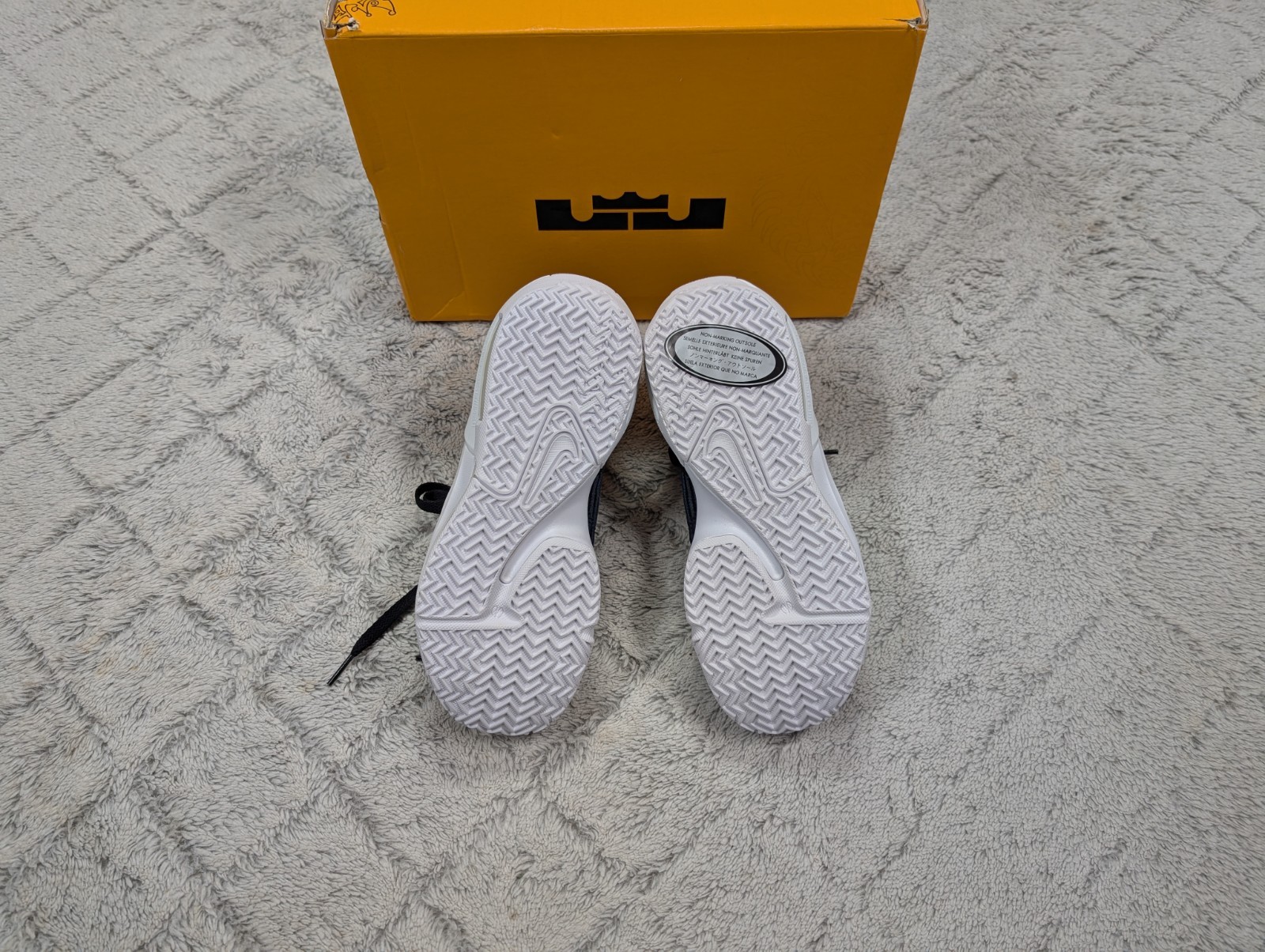 Nike Lebron Witness VI (GS) Black White Basketball Shoes Boys Size 4Y DD0423-002