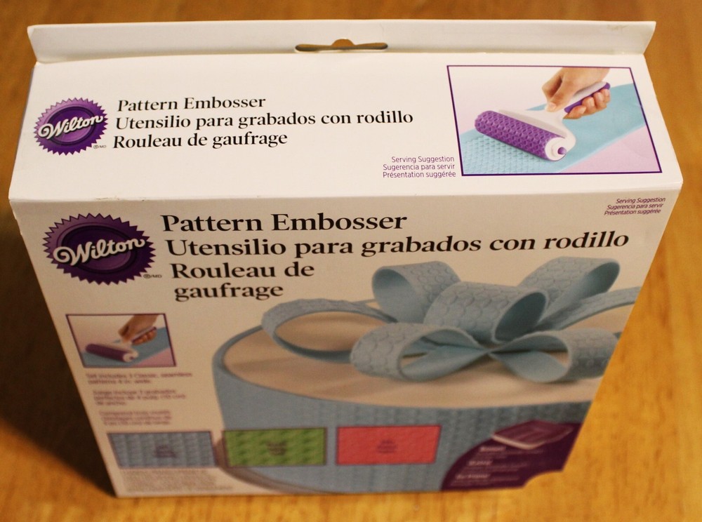 Wilton ~ PATTERN EMBOSSER #1907-1017 (1 Handle, 3 Rollers) & Bonus Storage Case