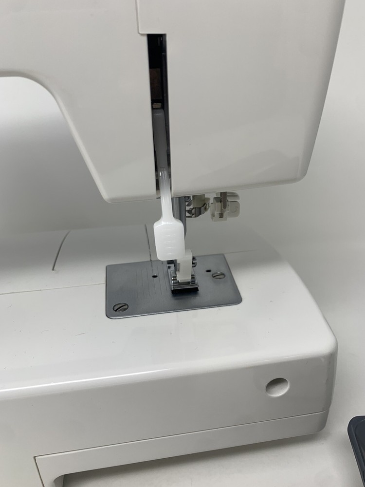 Singer Simple 3232 Sewing Machine with box