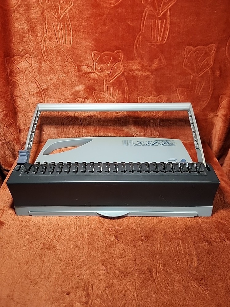 GBC Bindmate Binding Machine With Plastic Combs.