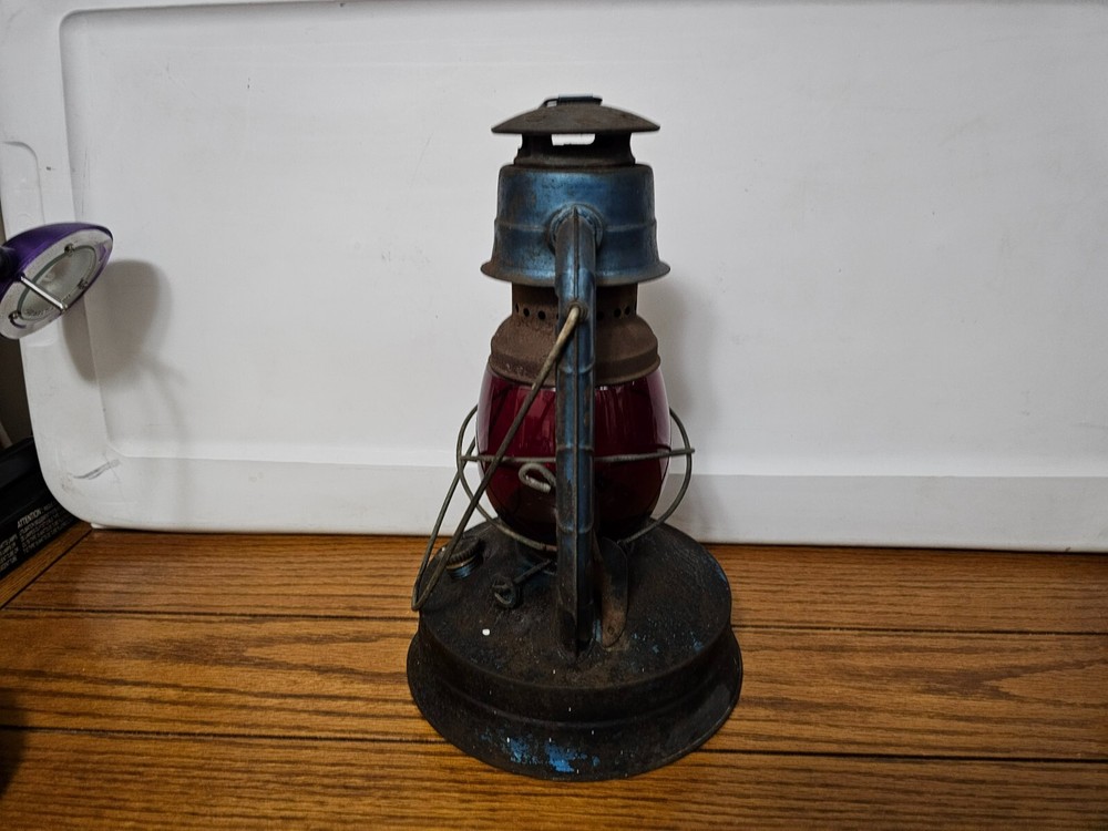 VINTAGE DIETZ #100 LANTERN RED GLOBE COMPLETE