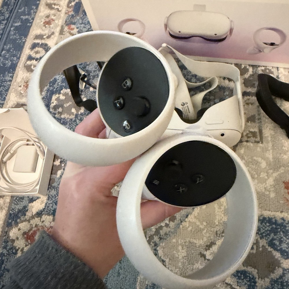 Meta Quest 2 VR Headset 128GB w/ Controllers/Regular Strap/Face Cover- Great
