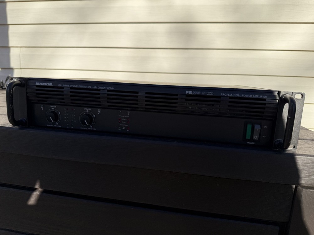 Mackie Professional Power Amplifier M-1200 CLEAN WORKING