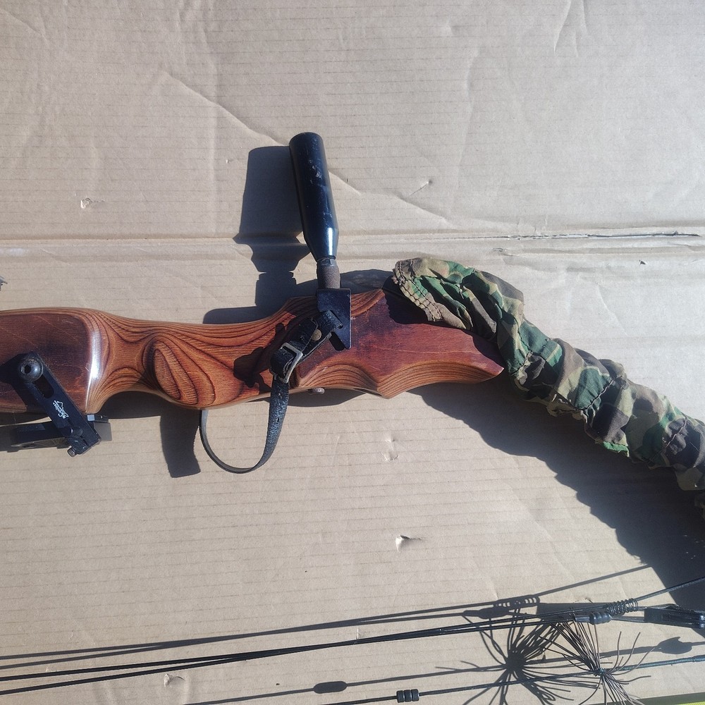 Martin Archery Compound Bow with 4 aiming posts, Saunders damper & arrow guide