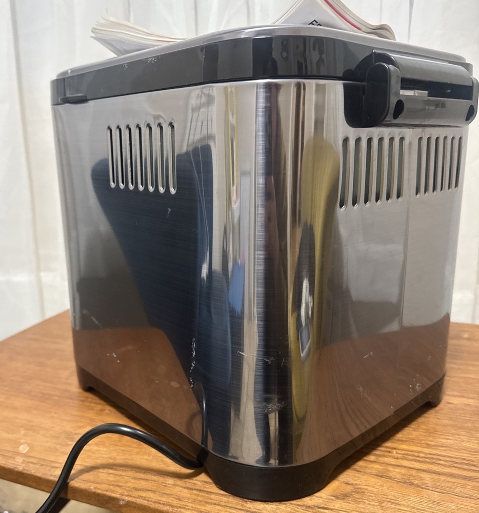 Frigidaire EBRM100 2LB Stainless Steel Bread Maker 15 LCD Display Programs