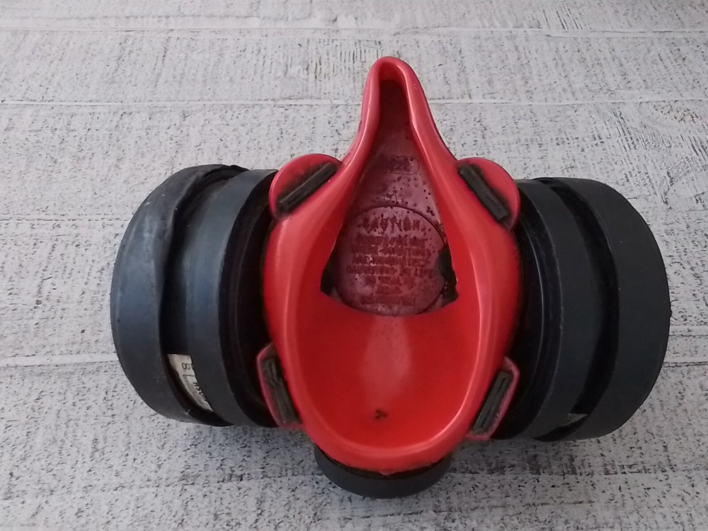 PRO TECH RESPIRATOR [MEDIUM]WITH 4 ADDITIONAL CARTRIDGES NEEDS STRAPS