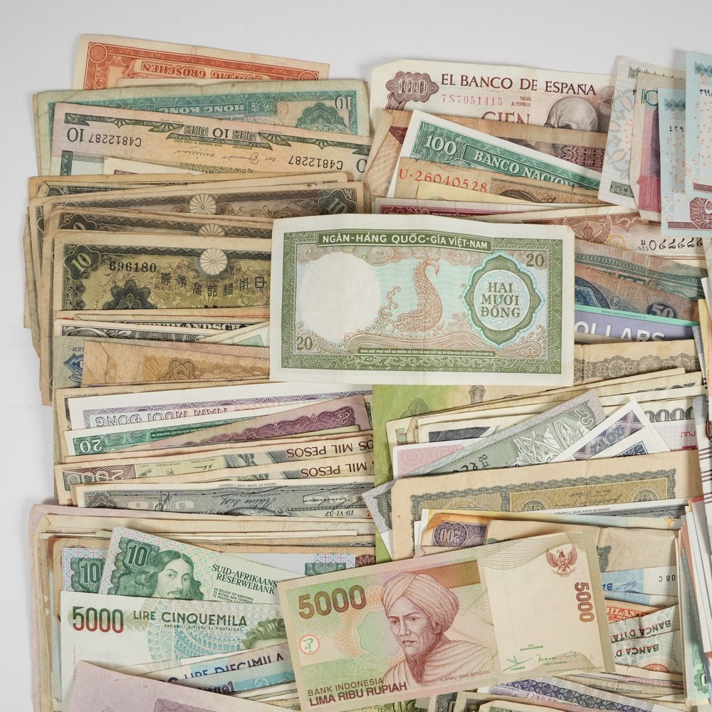 351x Assorted World/Foreign Bank Notes **Nice Assortment! 31206