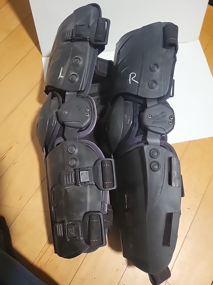 EVS RS9 Knee Brace Large Right/Left