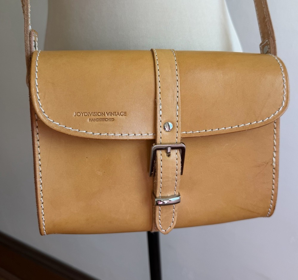 JOYDIVISION VINTAGE Tan Leather Shoulder Bag Buckle Accent Adjustable Strap