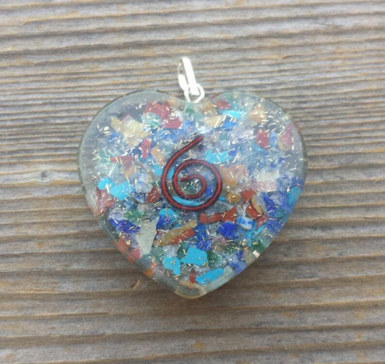 ORGONE 7 CHAKRA MIXED GEMSTONE HEART SHAPED PENDANT ORGONITE (ONE)