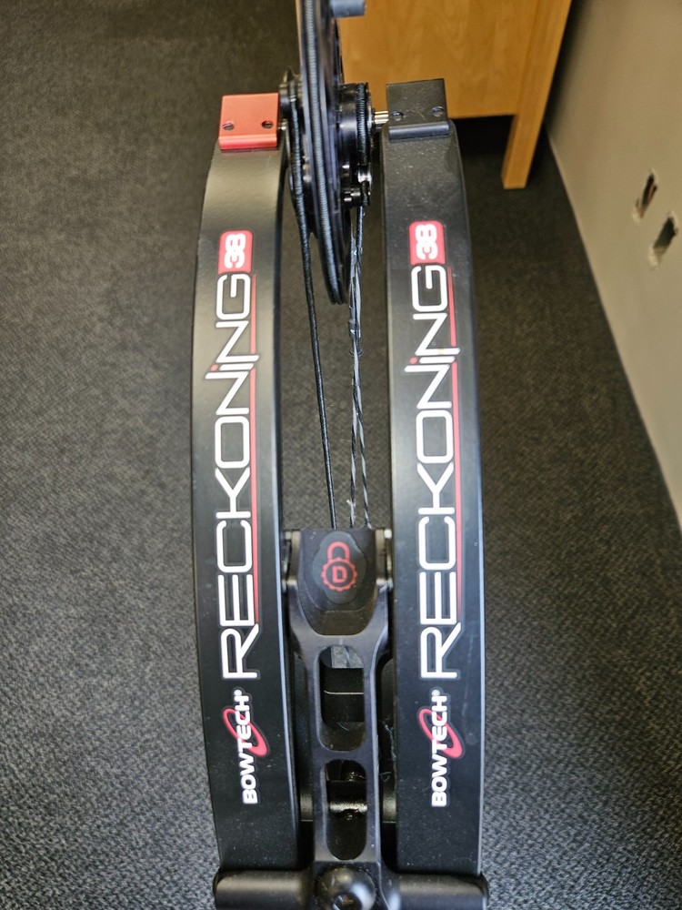 Bowtech reckoning 38 lightly used
