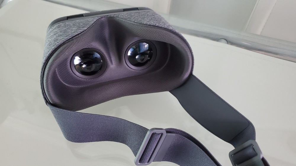 Google Daydream View - VR Headset model D9SHA Controller model D9SCA