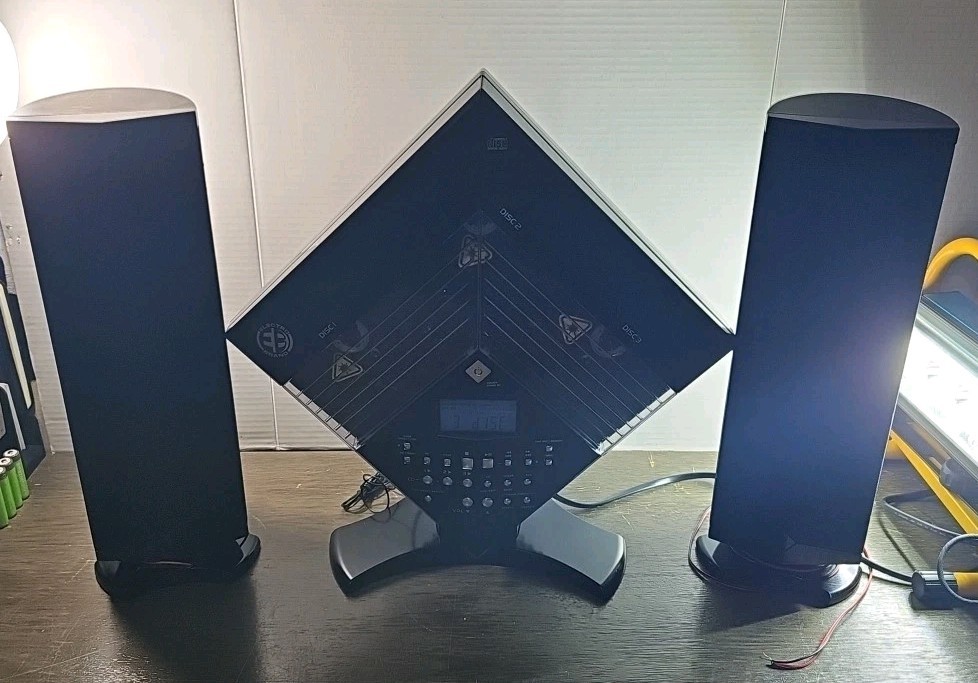 VTG 3 CD /FM Player With Speakers