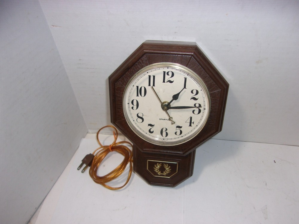 Vintage 1970's Spartus Plastic small Wall Clock Tested Works