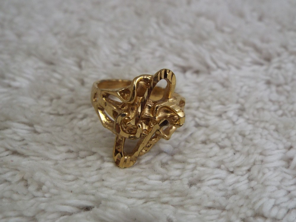 Goldtone Ring ~ Size 7 (B30)