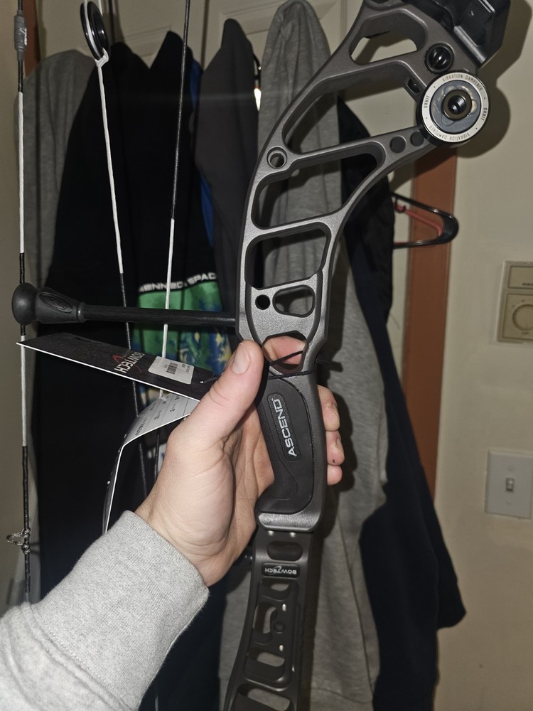 Bowtech Ascend RH 70LB Compound Bow