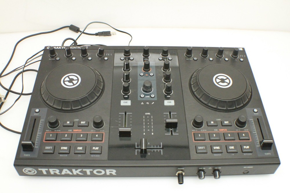 Native Instrument Traktor Kotrol S2 MK3 DJ controller