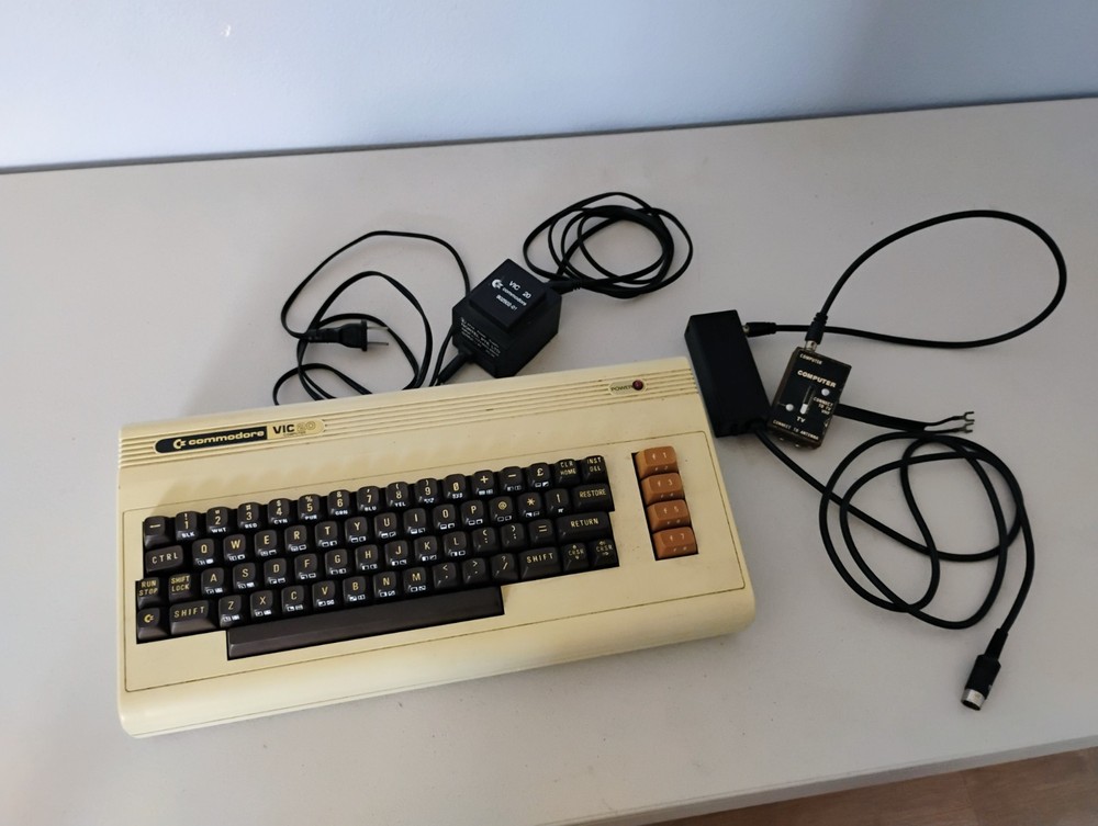 Commodore Vic 20 Vintage Computer - Tested