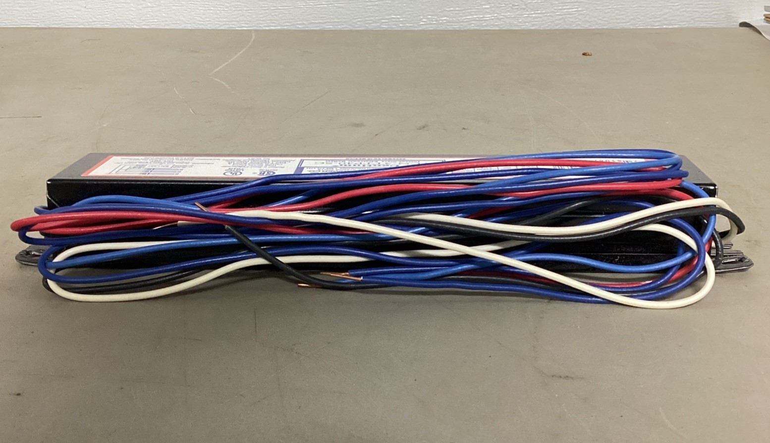 New Advance VCN-3TTP40-SC Electronic Flourscent 3 lamp ballast