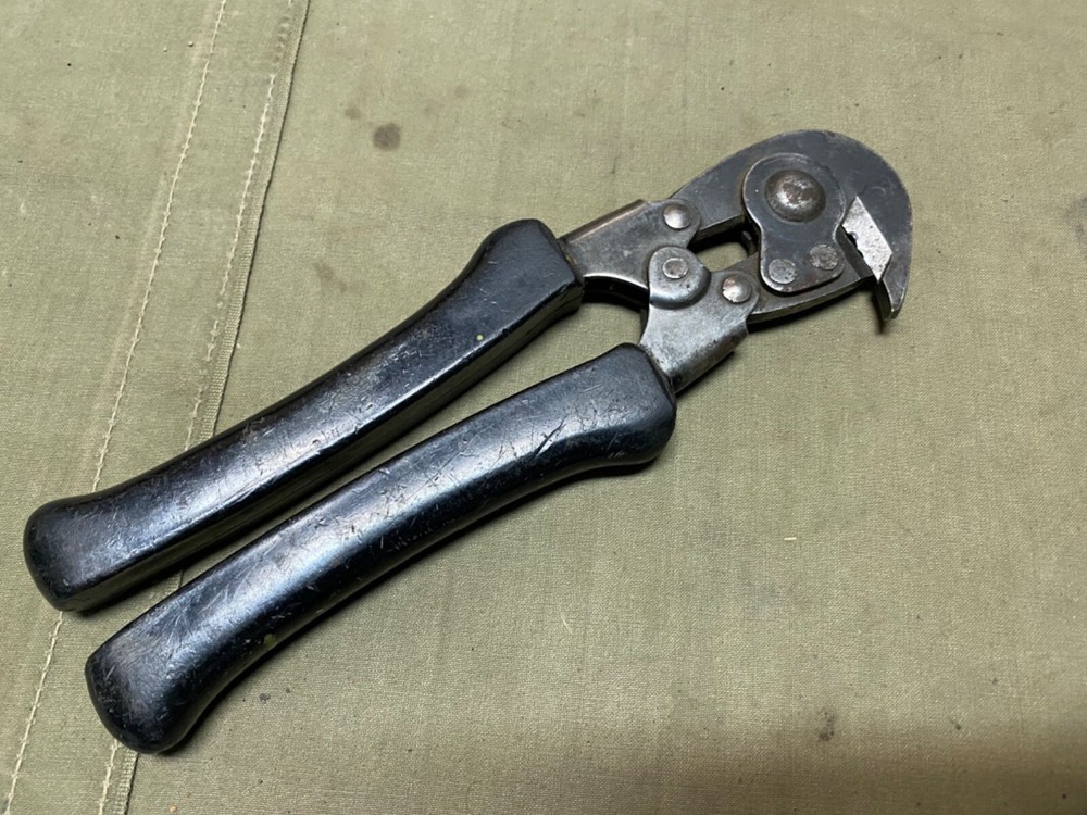 ORIGINAL WWII US ARMY M1938 WIRE CUTTERS-DATED 1945