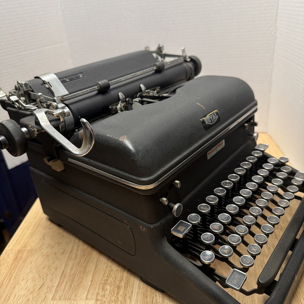 Antique 1940s Royal KMM Magic Margin Typewriter
