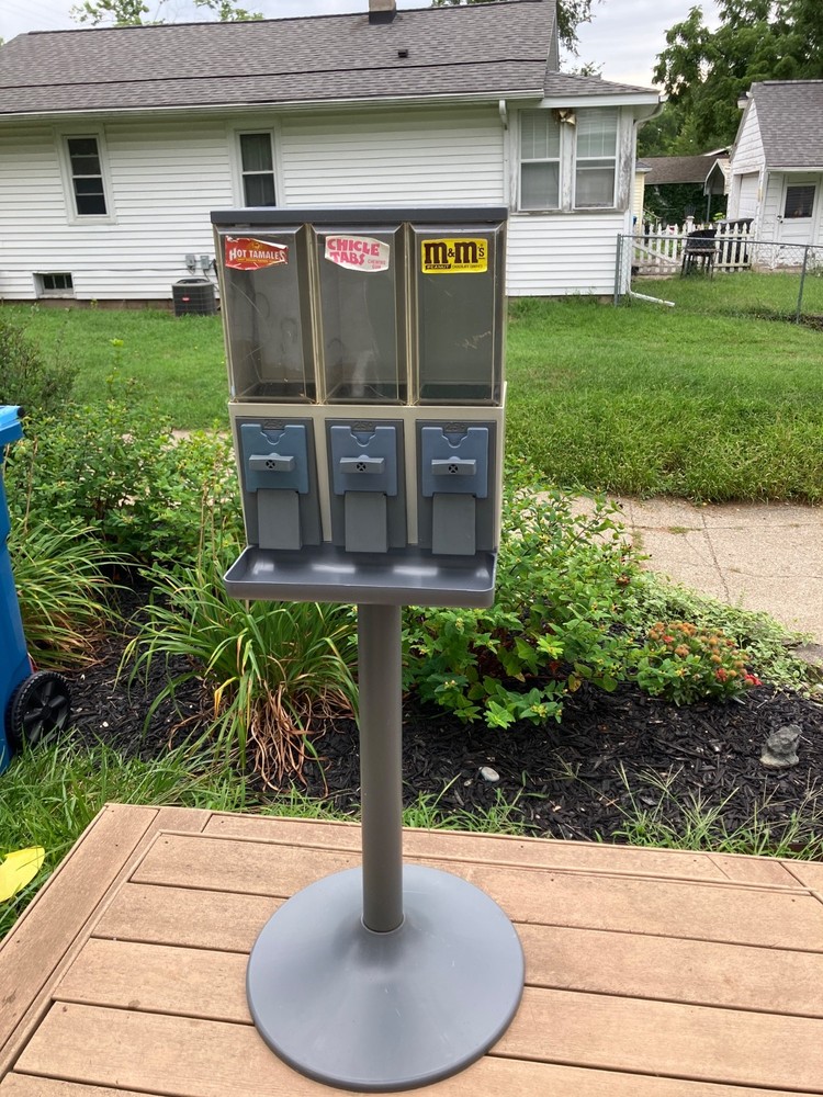 Three Bin Vendstar 3000 Bulk Candy Vending Machine w/ Stand missing keys