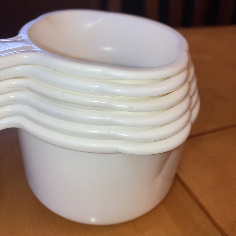 Set Lot 6 White Tupperware Measuring Cups Stackable Curved Handle Double Spouts