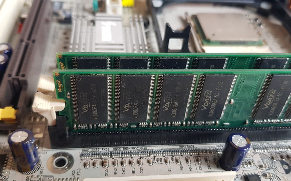 SOLTEK SL-85MR3-C Socket 478 + CPU + RAM + Geforce Retrogaming collectible set
