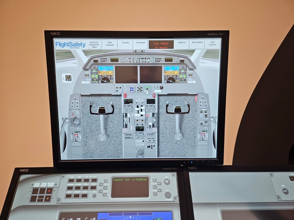^ Flight Safety GFS Graphical Flight-Deck Simualtor G550 Gulfstream Multi-Touch