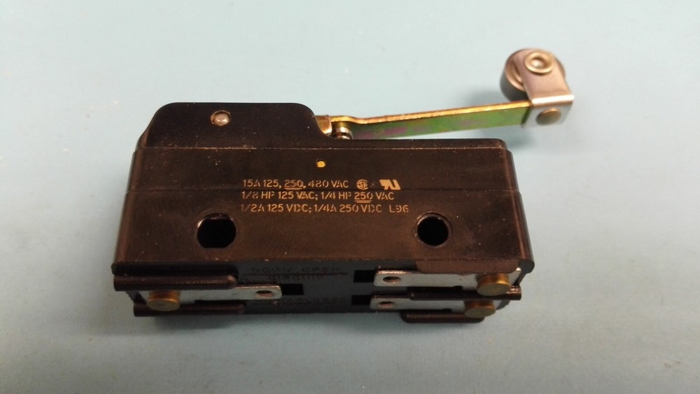BZ-2RW82   Basic Switch,  Roller Lever, SPDT 15A, BZ Series, BZ-2RW82