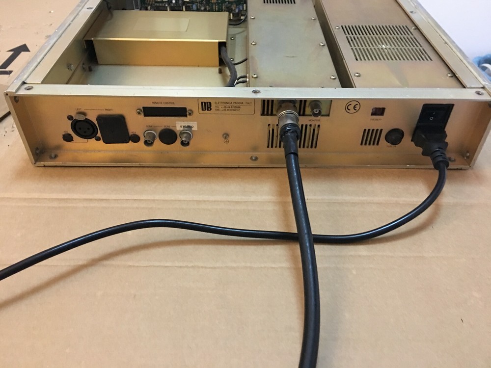 Broadcast FM 20 watt - 88-108 Mhz - DB KE20 - FM Transmitter Professional