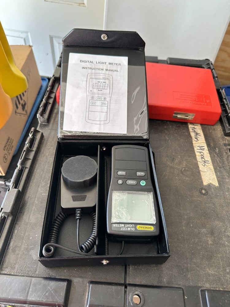 General DLM1337 Light Meter w/Sensor, Case