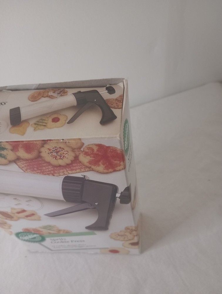 Vintage WILTON SPRITZ COOKIE PRESS WITH 12 DIFFERENT COOKIE DESIGN DISCS