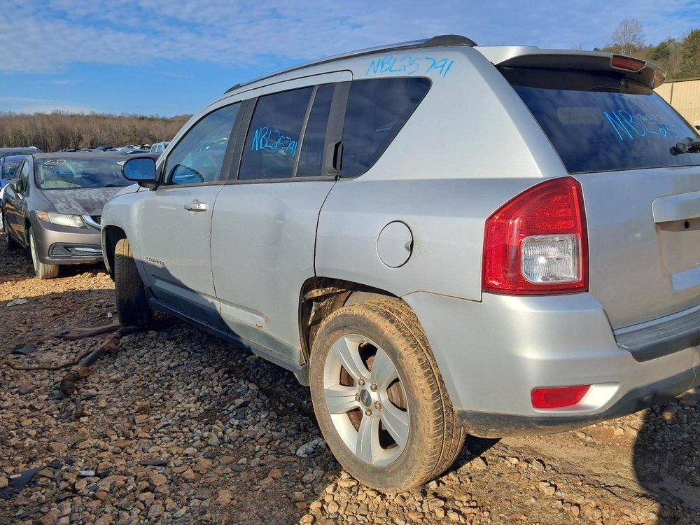 COMPASS 2011 Glove Box 4893478