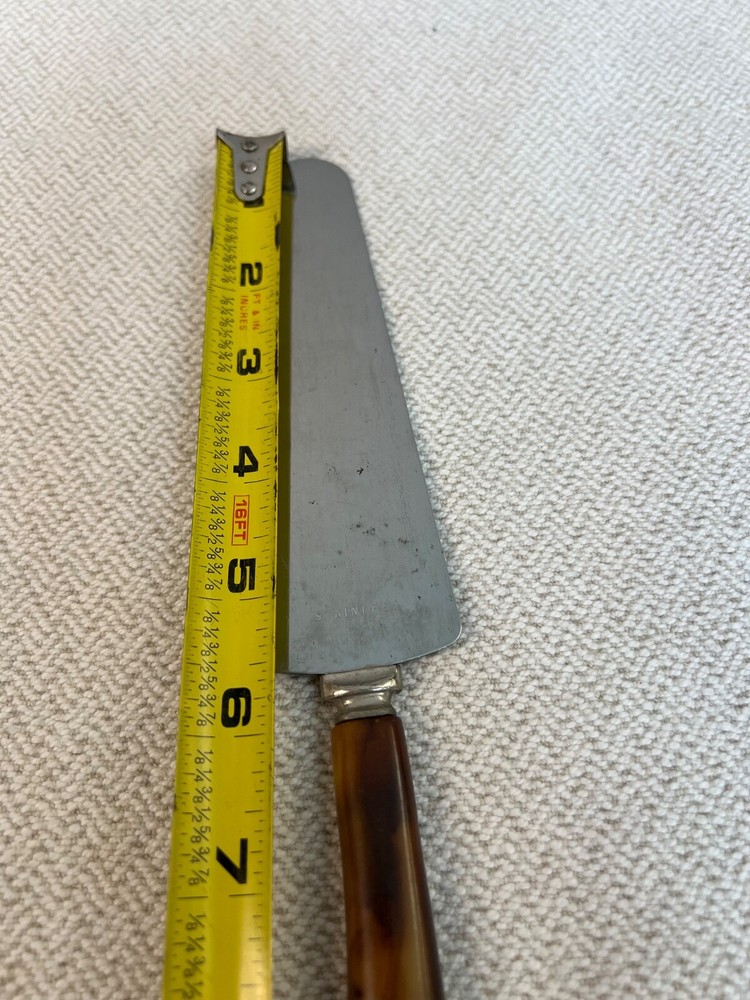 VINTAGE FRONTIER FORGE CAKE CUTTER SERVER W BUTTERSCOTCH BAKELITE HANDLE
