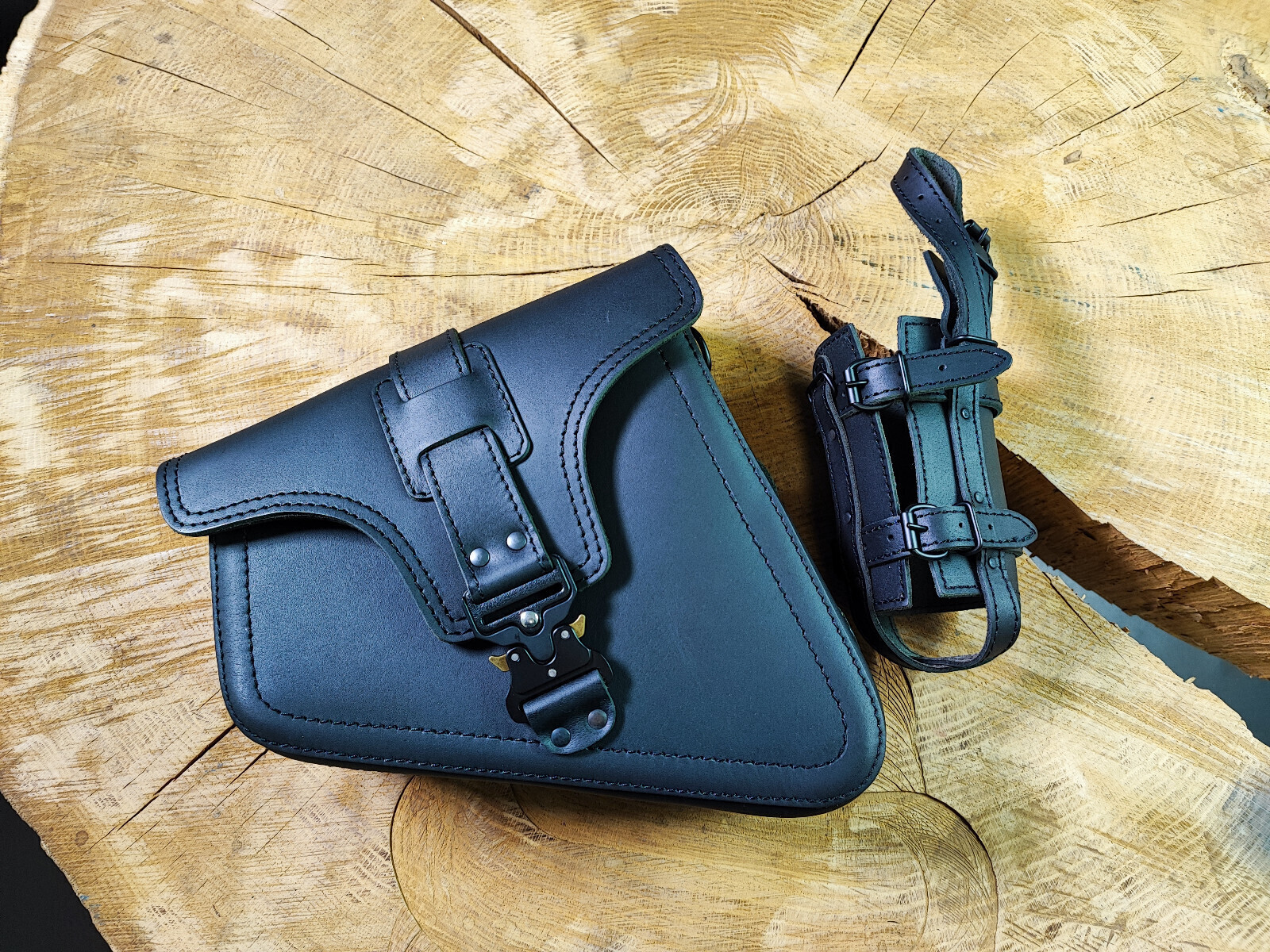 Swing bag EOS Blackline suitable for Harley Sporty Bobber leather