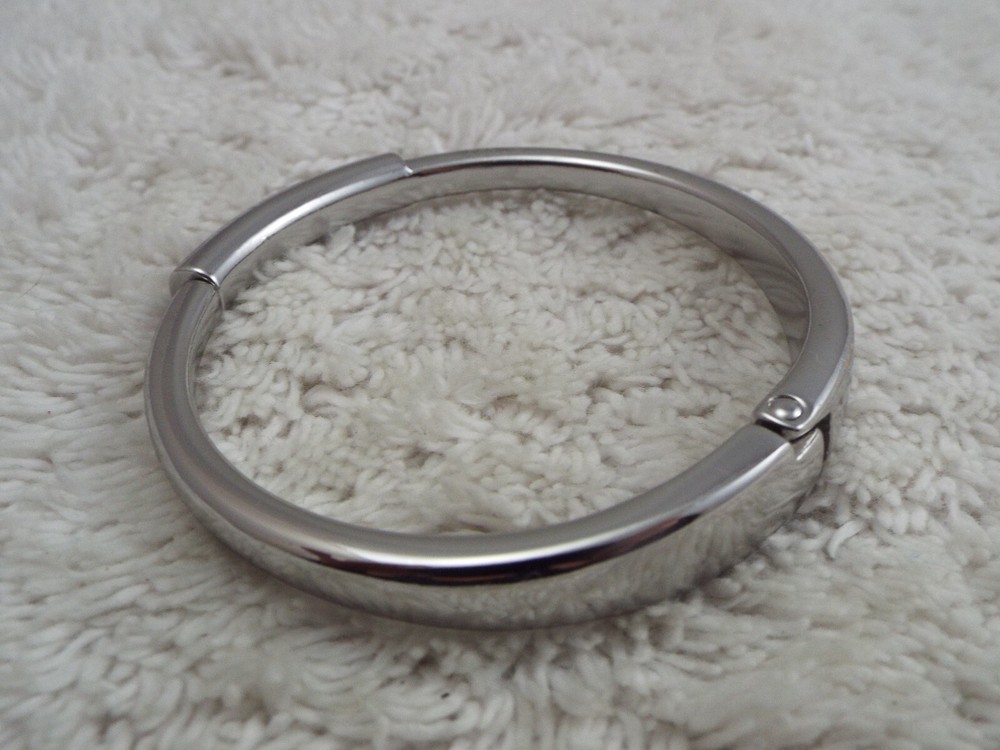 Silvertone Hinged Bracelet (J26)