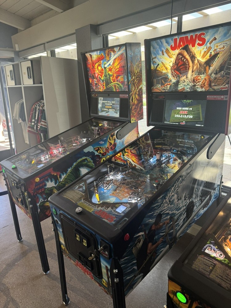 Stern Jaws Premium Pinball Machine – Mint Condition!