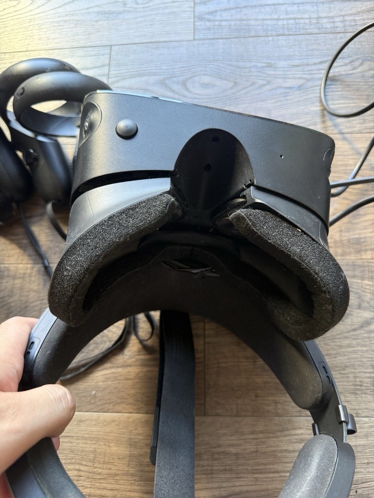 UNTESTED/AS IS Lenovo Oculus Rift PC- Powered VR Gaming Headset - 4 Controllers