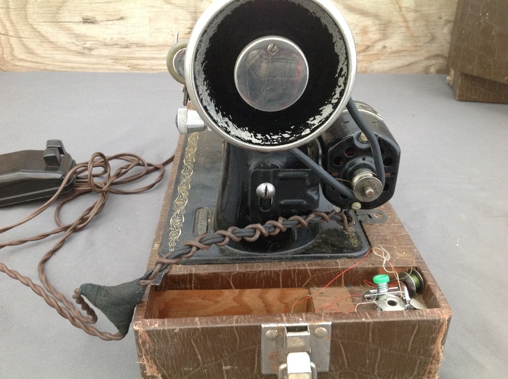 Vintage Singer Sewing Machine in Case