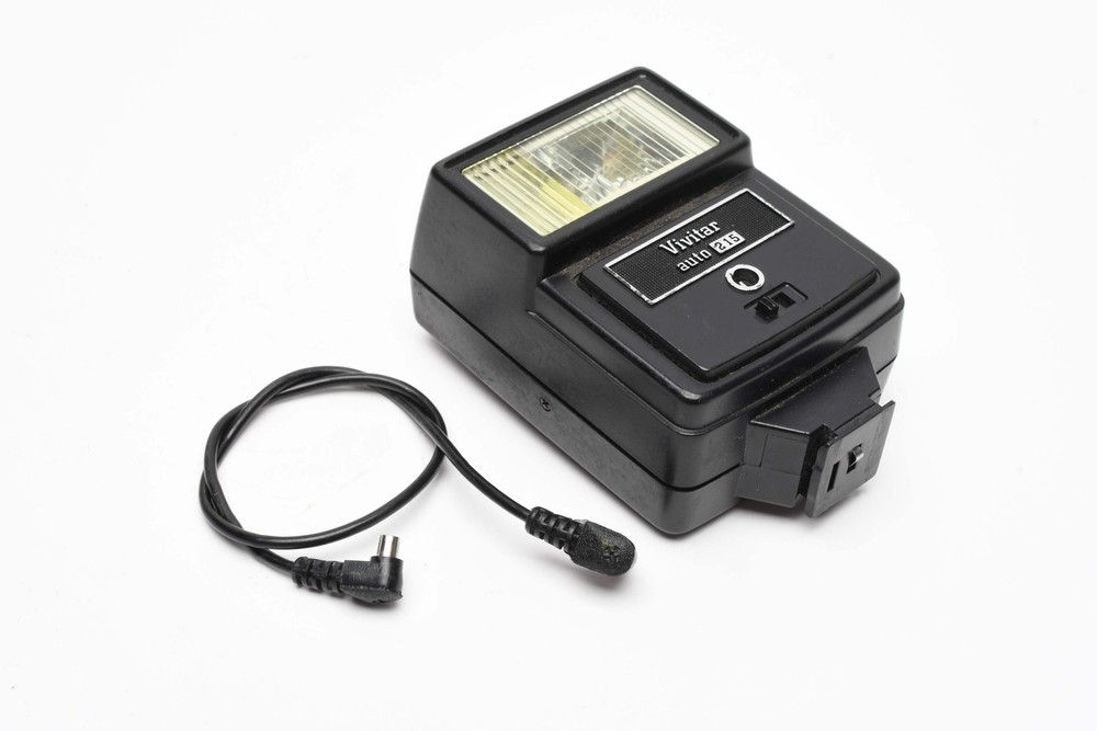Vivitar Auto 215 compact electronic flash, w/Sync cord, Tested