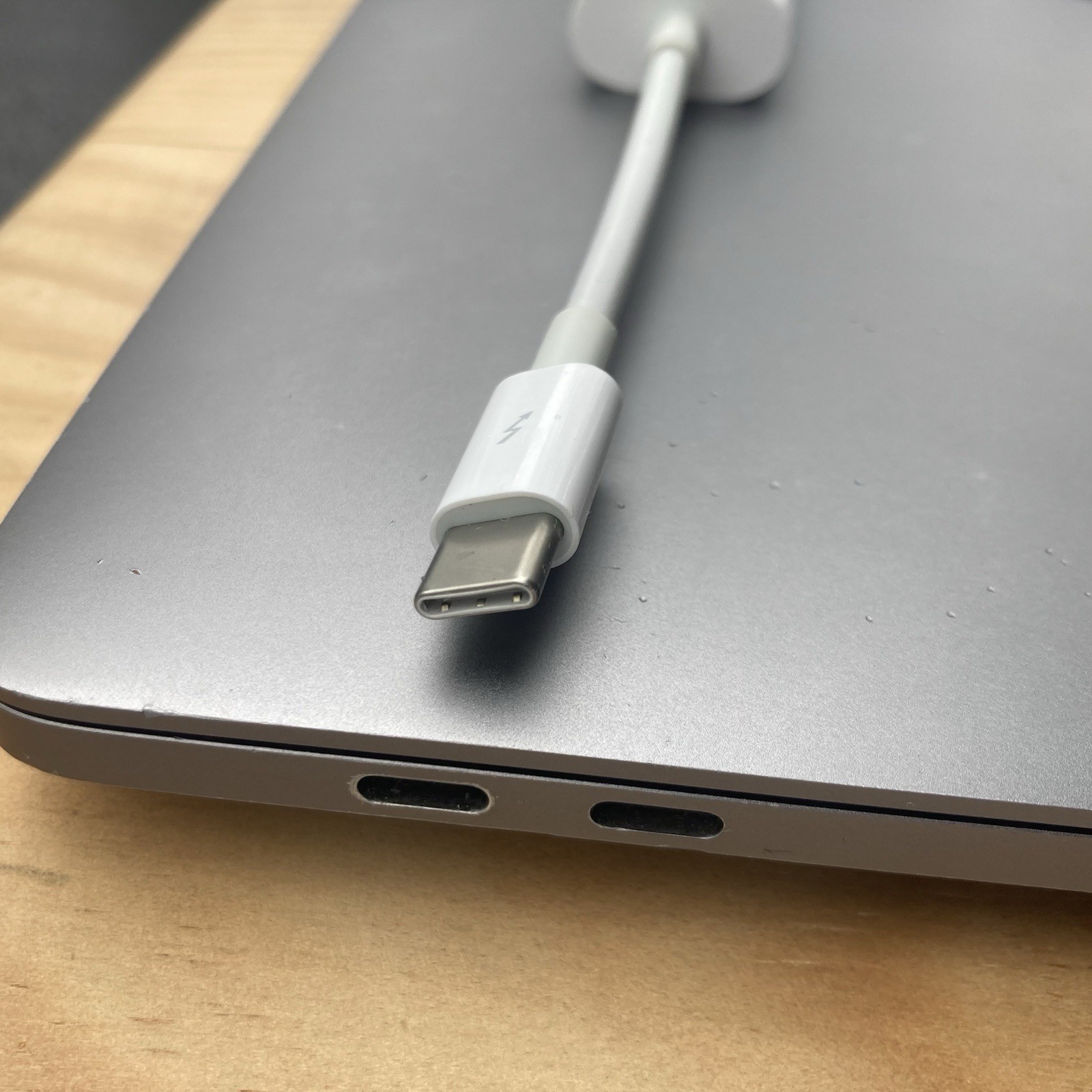 Original Genuine Apple A1790 Thunderbolt 3 (USB-C) to Thunderbolt 2 Adapter