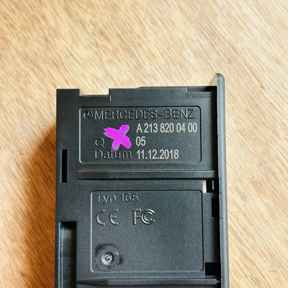 Genuine Mercedes OEM card reader USB connection module unit socket A2138200400